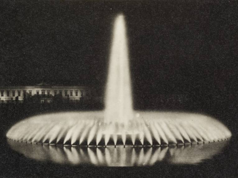 Glockenfontäne bei Nacht, schwarz-weiß Fotografie von 1937 
