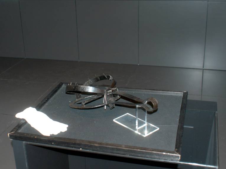 Fußeisen in noch geöffneter Vitrine