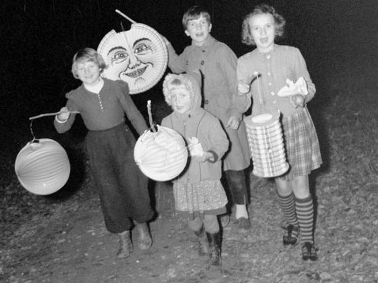 Kinder beim Martinssingen