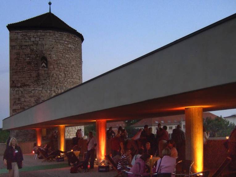 Illuminierte Dachterasse und Beginenturm