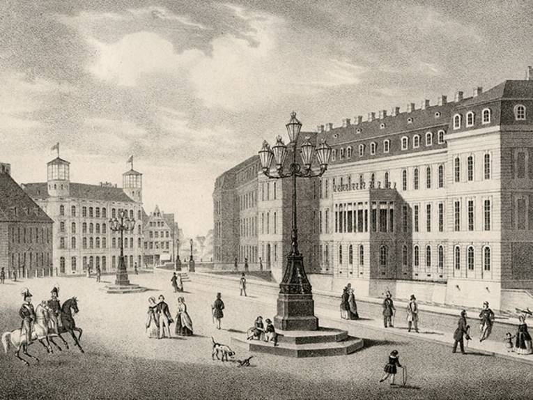 Friederikenplatz mit Leineschloss und Leintorbrücke, links hinten die Ernst-August-Straße, zweites Haus von links die Königliche Münze und der Brückmühle, vorn Reiter, Fußgänger und Straßenlaternen. Lithografie, 1847