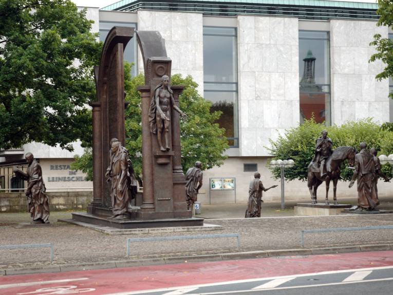 Das Landesdenkmal „Die Göttinger Sieben“ von Floriano Bodini,  Foto: August 2007.

