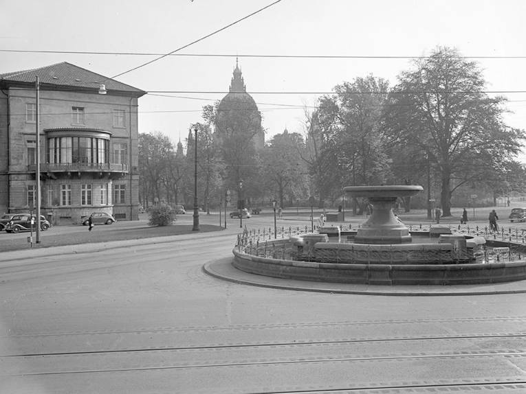 Friederikenplatz mit Wangenheimpalais und Brunnen, Foto von Wilhelm Hauschild, 1953 