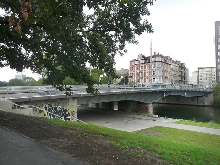 Inbetriebnahme der Stadtbahnhaltestelle „Schwarzer Bär“ auf der Benno-Ohnesorg-Brücke über die Ihme, Foto von Eike König, 2013