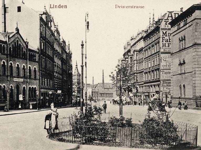 Deisterstraße - Blick über ein Rondell in Straßenmitte, Foto-Postkarte um 1905

