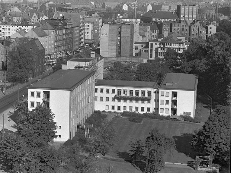Ricklinger Straße mit Hautklinik Linden. Blickrichtung Schwarzer Bär, Foto von Wilhelm Hauschild, 1959