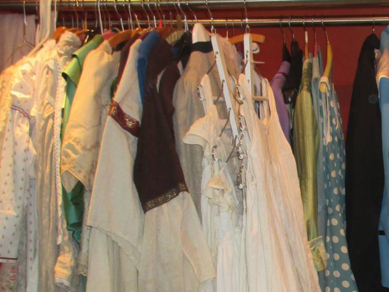 Ausschnitt aus dem Kleiderschrank in dem die Kleidung zum Anprobieren aufbewahrt wird
