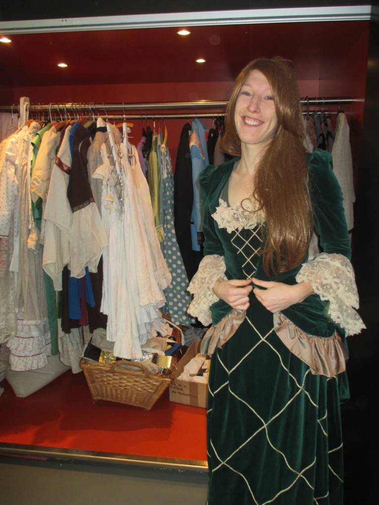 Museums-Kleiderschrank in dem die Kleidung zum Anprobieren aufbewahrt wird