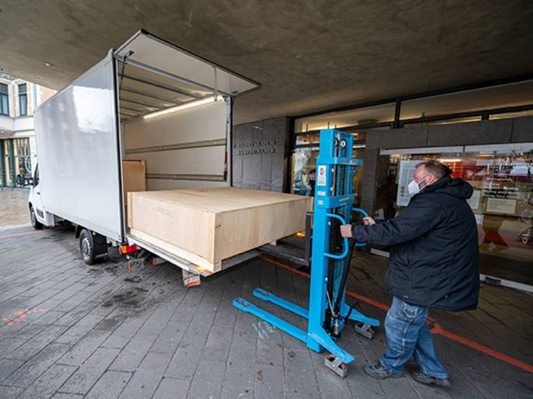 Die Modelle werden in Transportkisten aus dem LKW geladen