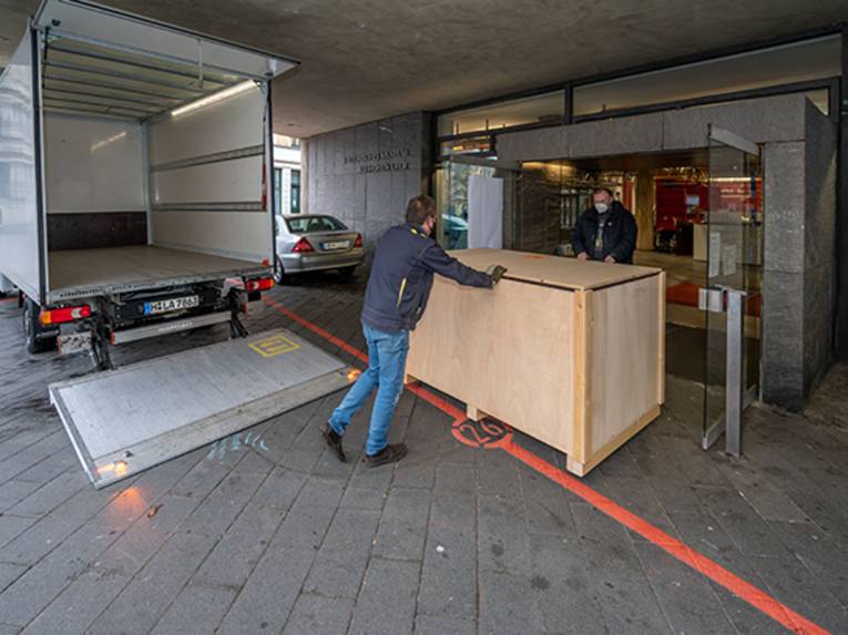 Hineinfahren einer Transportkiste in das Historische Museum Hannover