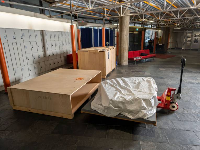 Geöffnete Transportkiste für das Baumodelle des Historischen Museums, das Modell ist noch in Folie verpackt