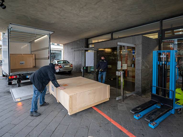 Entladen der Transportkisten