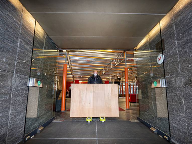 Blick in den LKW mit Transportkiste für Modelle