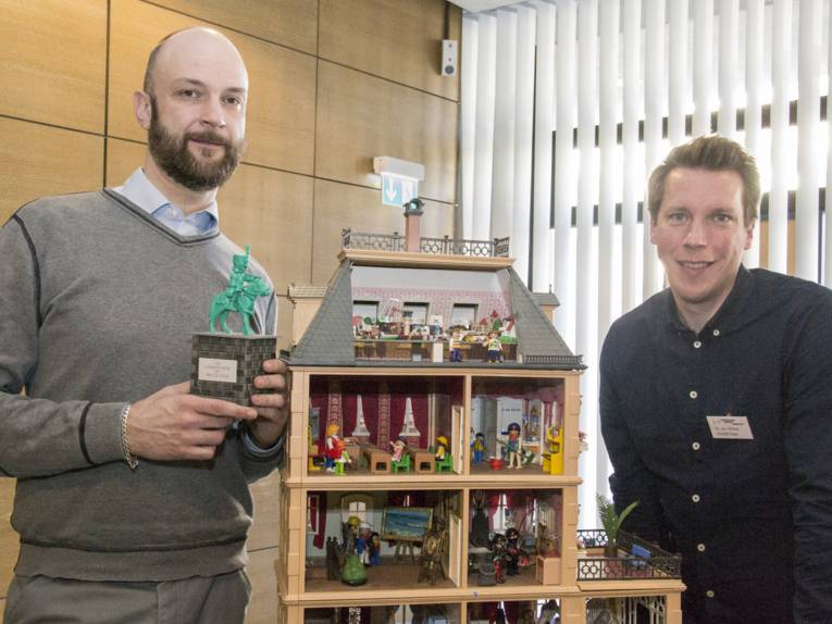 Der Sammler Robert Packeiser und Dr. Jan Willem Huntebrinker vor dem "Museum im Museum", Playmobilhaus als Musuem.