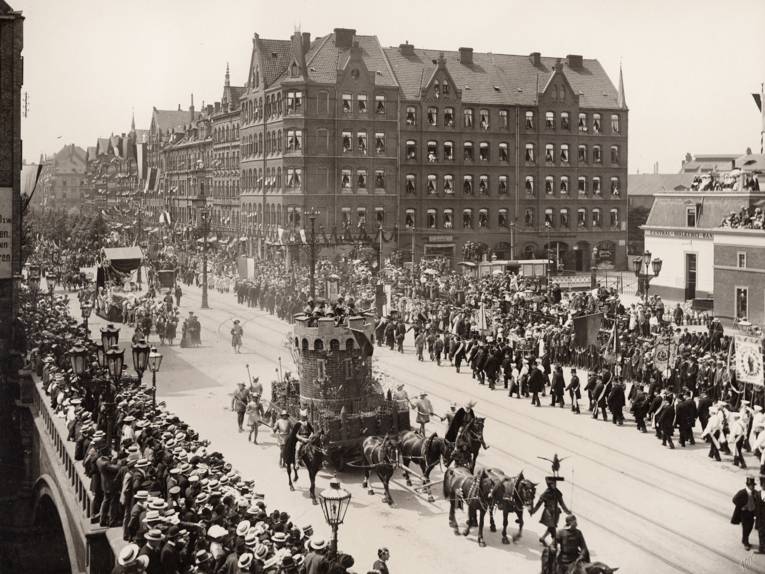 Festumzug zum 14. Deutschen Bundesschießen am 05.07.1903 in der Goethestraße. Festwagen Döhrener Turm, Festwagen Rosenmontag, Foto von Karl F. Wunder, 1903