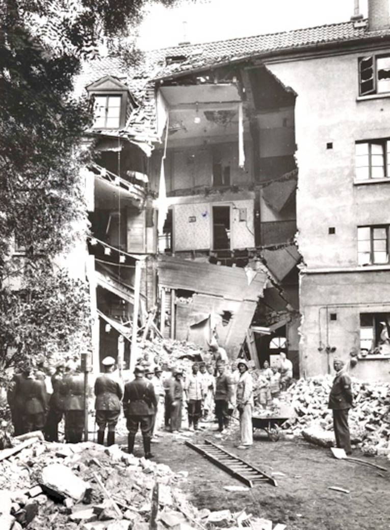 Vertreter der NSDAP und der Wehrmacht sowie Aufräumhelfer vor der Rückseite der Häuser Seilerstraße 24/25
