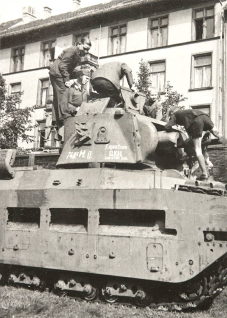Jugendliche bei der Erkundung eines Panzers 