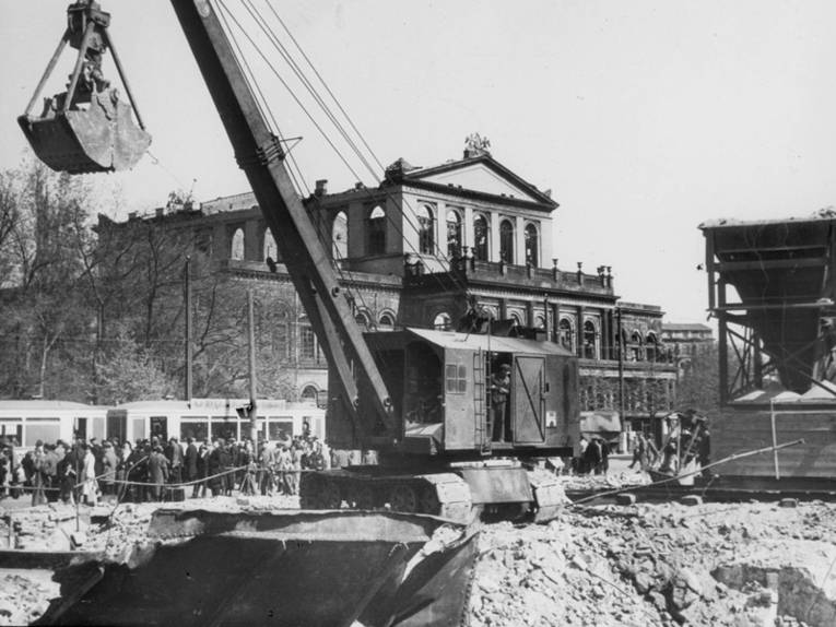 Trümmerräumung an der Georgstraße, im Hintergrund das Opernhaus