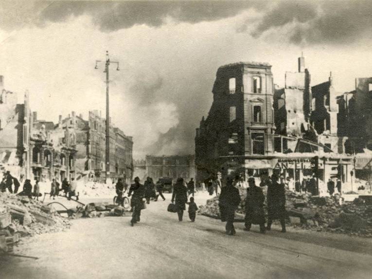Kröpcke und Bahnhofstraße nach dem britischen Luftangriff 