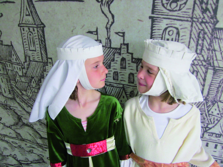 Abteilung Museumspädagogik / Bildung und Kommunikation: Kinder in mittelalterlichen Kostümen.
Foto von Katrin Schäfer, Mai 2012
