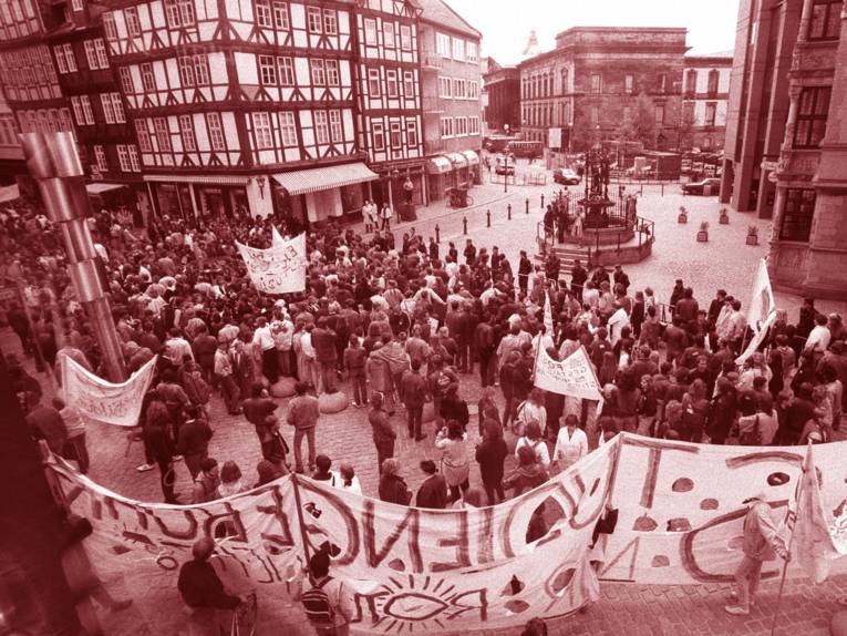 Streikende Studierende auf dem Holzmarkt in Hannover. Foto rot eingefärbt