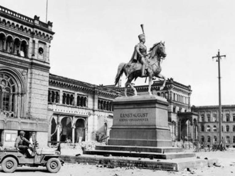 Jeep der 9. US-Armee vor dem Hauptbahnhof am 10.04.1945