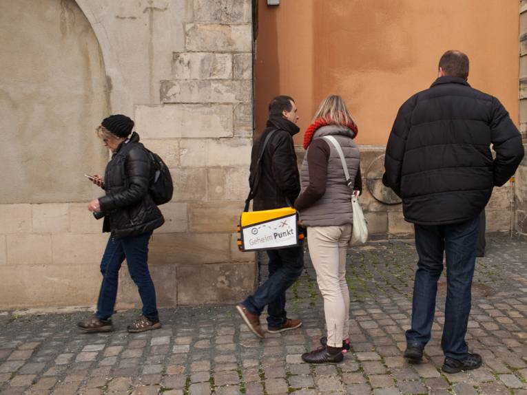 Geheimpunktmitarbeiter begleiten eine Geochaching-Tour