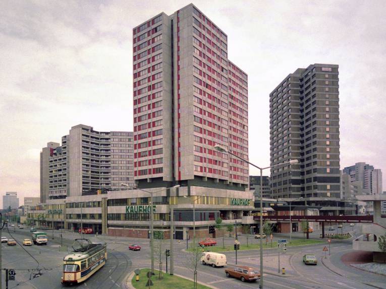 Ihmezentrum vom Küchengarten aus gesehen. Schriftzug „Kaufhof“ an der Fassade. Straßenbahn der Linie 14, Foto von Wilhelm Hauschild, 1977