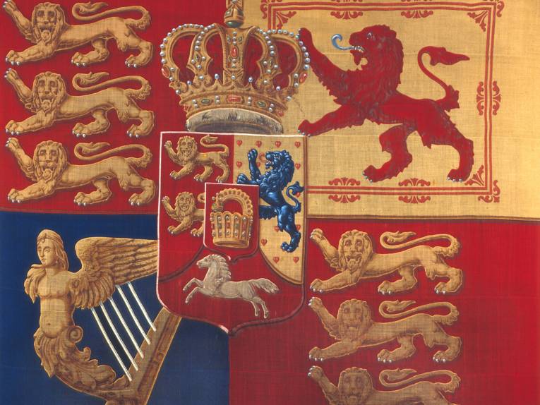 Staatsfahne und Regierungsfahne des Königreiches Hannover mit Staatswappen in der bis 1866 geführten Form