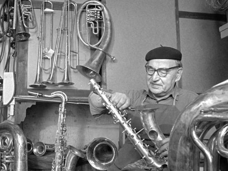 Instrumentenbauer bei der Arbeit an Blechblasinstrument, Foto von Wilhelm Hauschild, 1960

