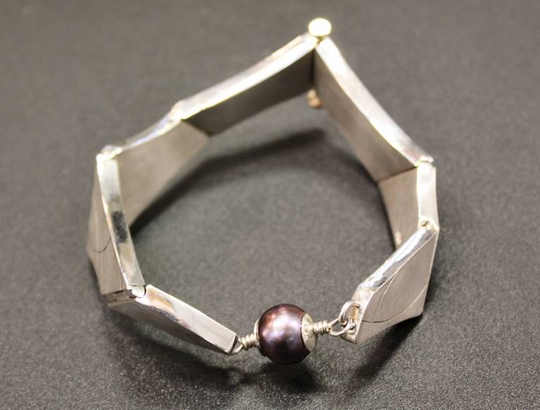 Silberarmreif zum Thema Schmuck Surreal mit Perle, gearbeitet von Luzie Putz, Goldschmiede Bitter, Hannover
