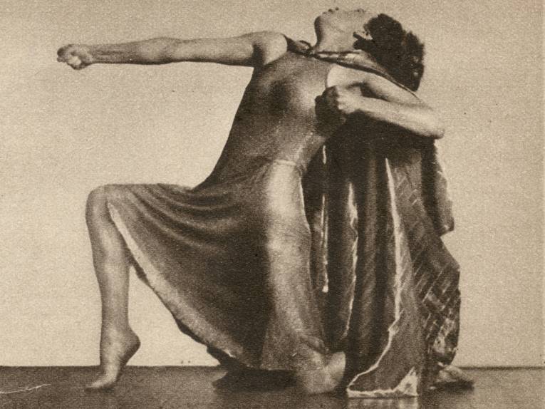 Zeitungsausschnitt mit Untertitelung „Mary Wigman, die bedeutendste Tanztragödin“, Druck nach einer Fotografie von Rudolph, Dresden