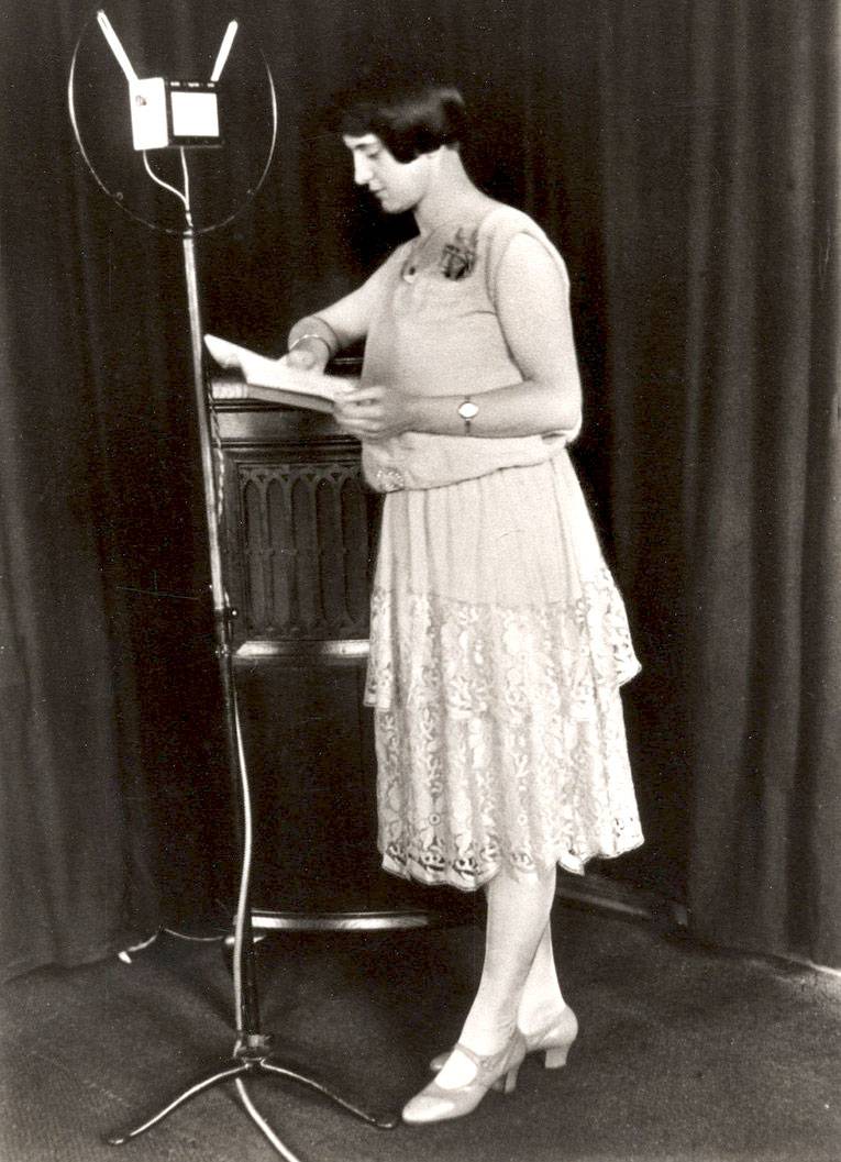 Erste Rundfunksprecherin der "NORAG" (Nordische Rundfunk Aktiengesellschaft) im Nebensender Hannover, Bornumer Straße 3 vor dem Reis-Mikrofon