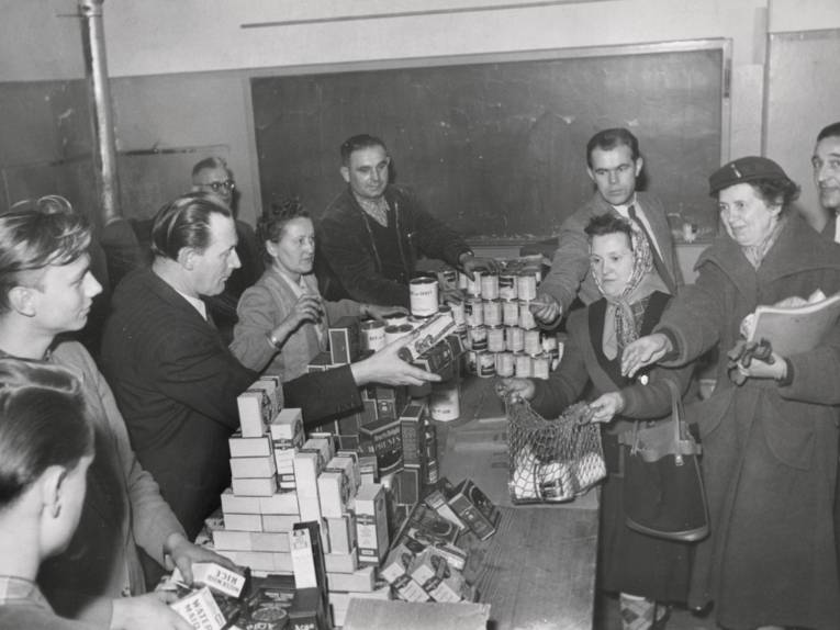 Hilfsbedürftige Einwohner erhalten eine Lebensmittelspende aus den USA. Foto von Heinz Koberg, 1953.

