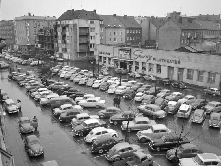 Am Marstall (ehem. Schillerstraße) / Ecke Scholvinstraße. Steintorviertel. Parkplatz am Savoy-Filmtheater, Foto von Wilhelm Hauschild, 1960