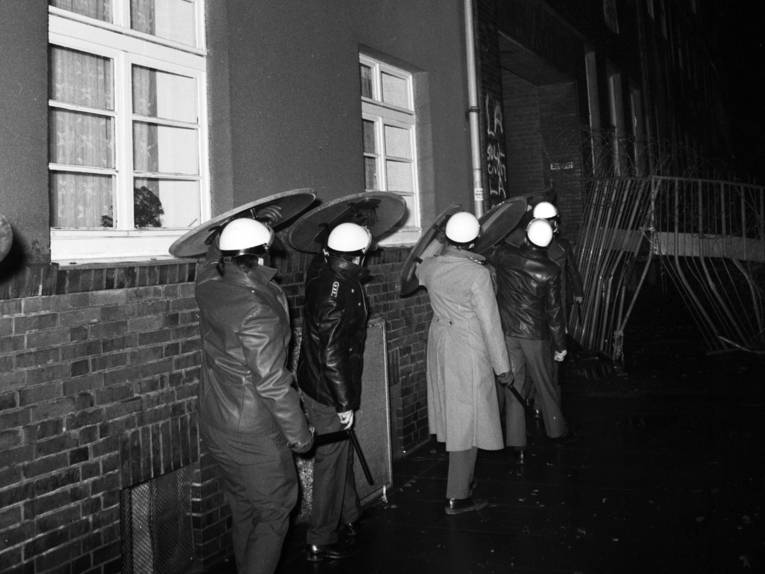 Einsatz von Polizeikräften bei einer Hausbesetzung in der Arndtstraße, Foto von Wilhelm Hauschild, 1971