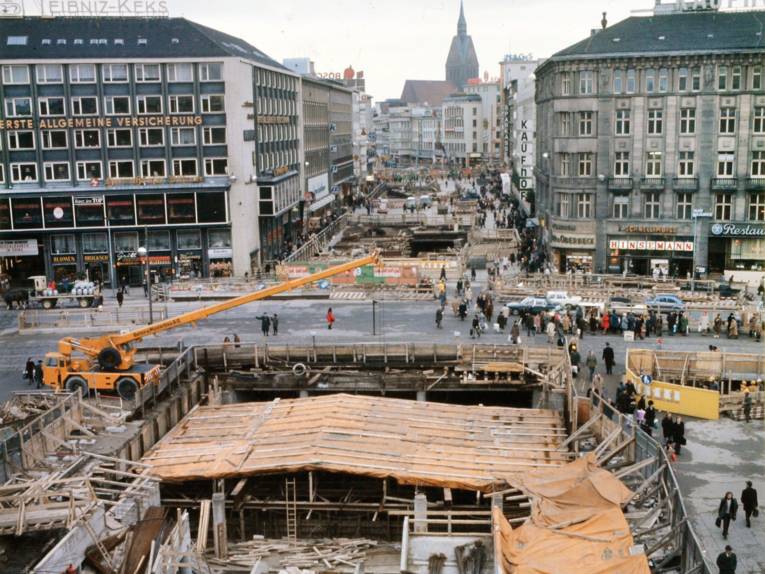 Baugrube der U-Bahn-BaustelleFoto, Foto um 1974
