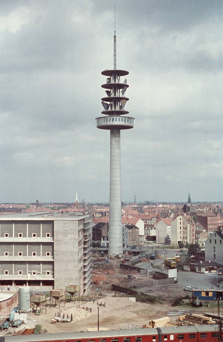 Der Fernmeldeturm ist in Betrieb genommen, das Paket-Postamt fast vollendet, Foto von Hans Bernhardt