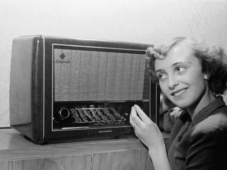 Frau an einem Telefunken Radiogerät Typ „Alegretto“, Foto von Wilhelm Hauschild, 1951