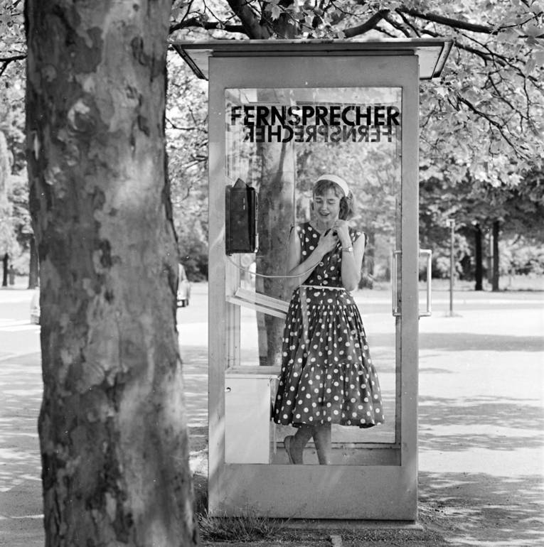 Frau beim Telefonieren in einer Fernsprechzelle, Foto von Wilhelm Hauschild 1958