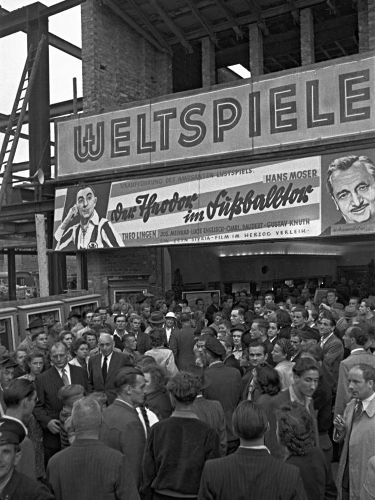Presseempfang anlässlich der Uraufführung von „Der Theodor im Fußballtor“ im Kino Weltspiele, 1950, Foto von Wilhelm Hauschild