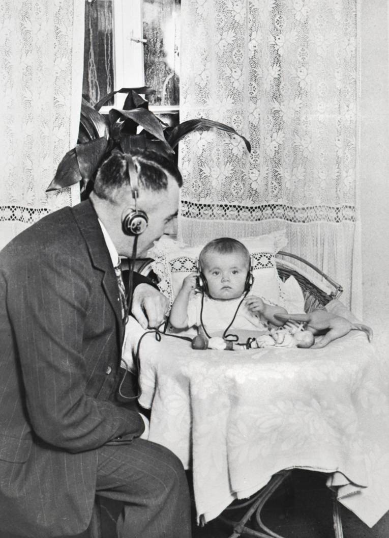 Radiohören 1928, Vater mit Kind und Kopfhörern