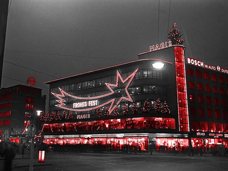 Das Kaufhaus Magis mit Weihnachtsbeleuchtung. Hannover, Georgstraße
Aufnahme: Else Schulze-Gattermann 1954; Bildbearbeitung: Kirsten Tepper, Sinisa Niculovic 2011
