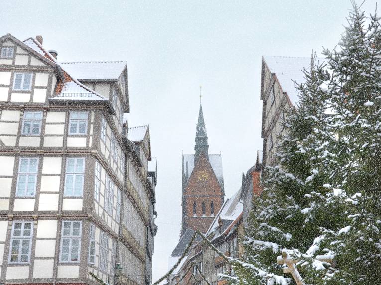 verschneite Altstadt und Marktkirchenturm