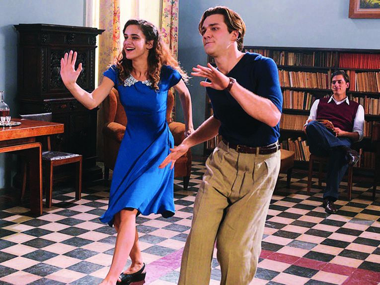 Das Bild zeigt eine Frau und einen Mann, die tanzen.