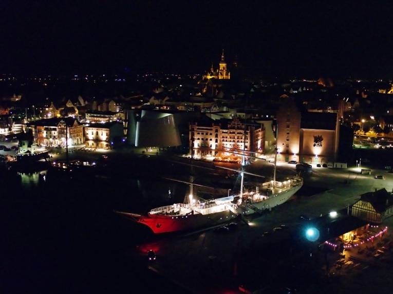 Das Bild zeigt den Hafen von Stralsund bei Dunkelheit.