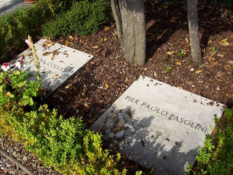 Zu sehen ist eine schlichte Steinplatte mit der Aufschrift: Pier Paolo Pasolini 1922-75