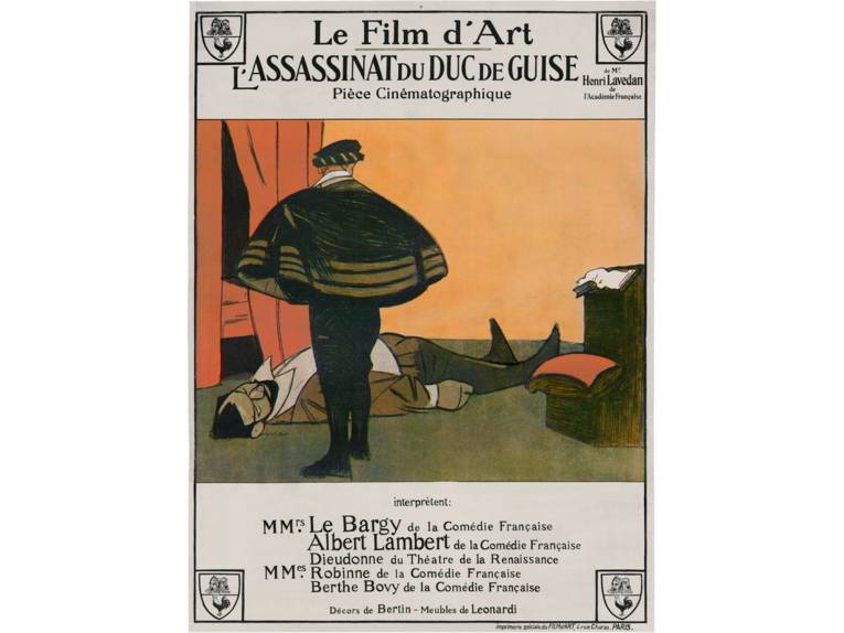 Zu sehen ist das französische Filmplakat: oben und unten Schrift und in der Mitte ein Bild, auf dem eine Person mit Poncho und Mütze mit dem Rücken zum Betrachter steht und auf eine am Boden liegende Person schaut.