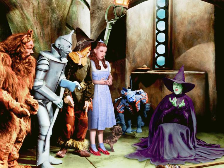 Dorothy und ihre Freunde zusammen mit der sterbenden Hexe.