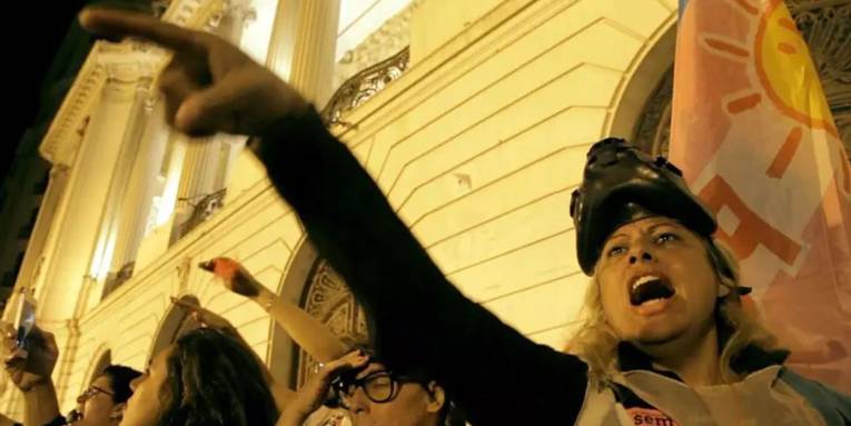 Zu sehen ist Indianara auf einer Demonstration.